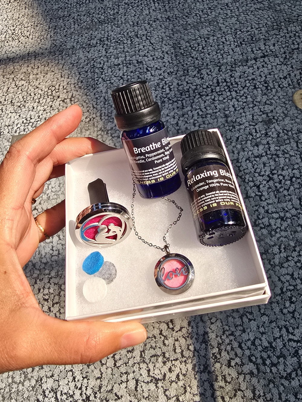 Women  Aromatherapy Essential Oil Kit with 2 Oils and 'Love' Necklace